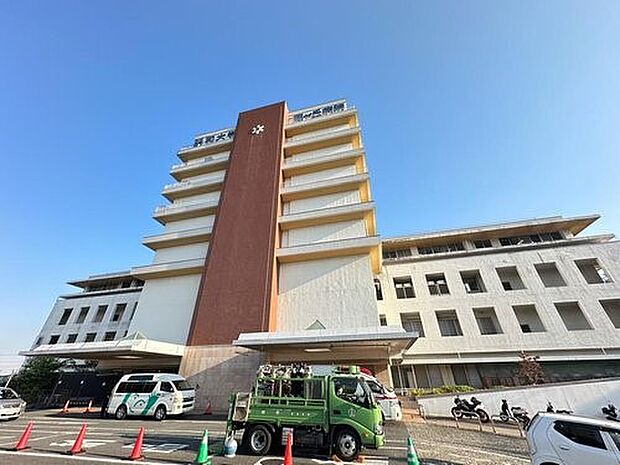 昭和医科大学藤が丘病院 2100m 救命救急センターのある総合病院。いざというときに近くに大きな病院があると毎日の暮らしも安心ですね。