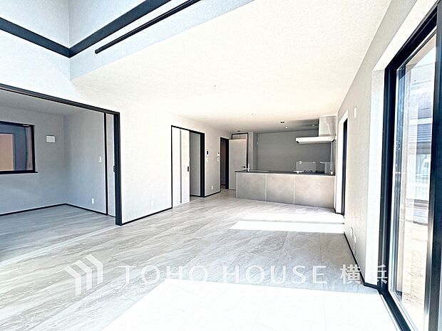 穏やかな陽射しが、ゆったりとした寛ぎの時間を包みます。