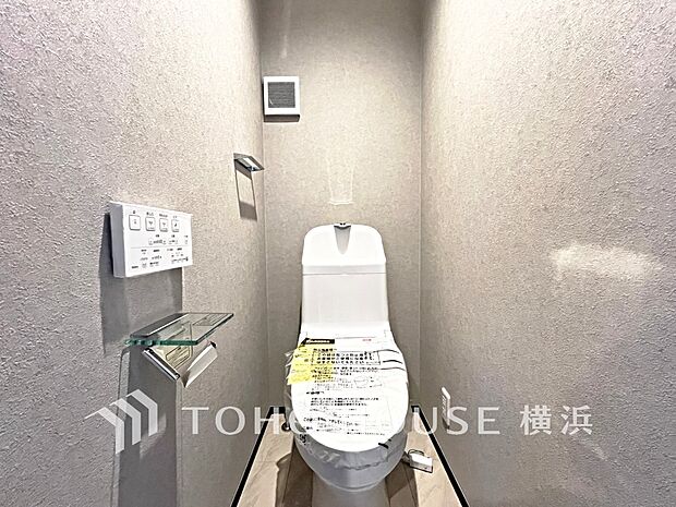 換気と明るさに配慮した、清潔感溢れるトイレ。落ち着いた空間で安らぎのひとときをお過ごしいただけます。
