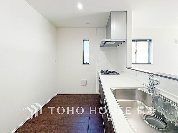 機能性とデザイン性を兼ね備えたシステムキッチン。リビングとの一体感も考慮され、美しい空間が実現。