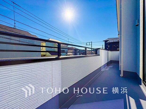 大空と眺望を心ゆくまで楽しめます。広々としたオープンエア空間が開放感あふれる毎日を演出。