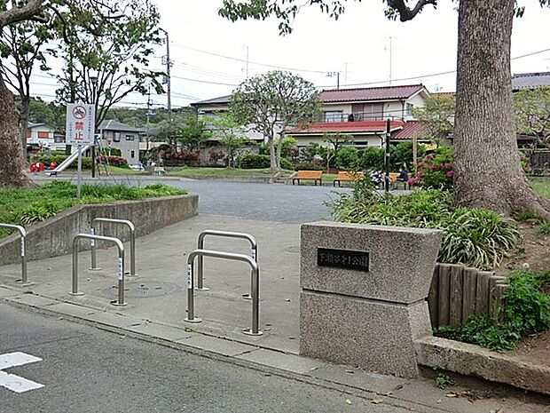 下瀬谷第一公園　400m　住宅街の十分な広さの公園です。公園の設備には水飲み・手洗い場があります。 