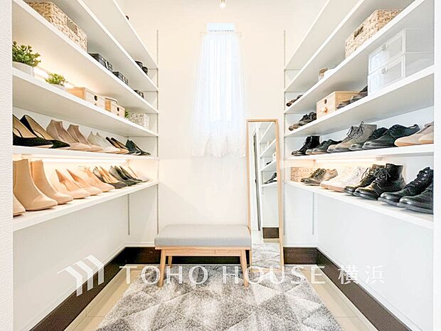 シューズインクローゼット完備でたくさんの靴をしっかり収納。（家具・装飾品はAI加工です）