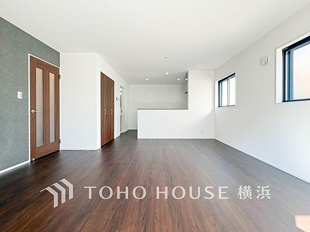 豊かな光が照らすこの場所は、たわいもない会話を楽しみ、ゆったりとした時間を過ごす場所。