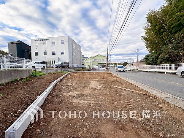 敷地内に駐車スペースがあると、日々の暮らしのをスムーズに運ぶ事が出来ます。(2025年12月撮影)