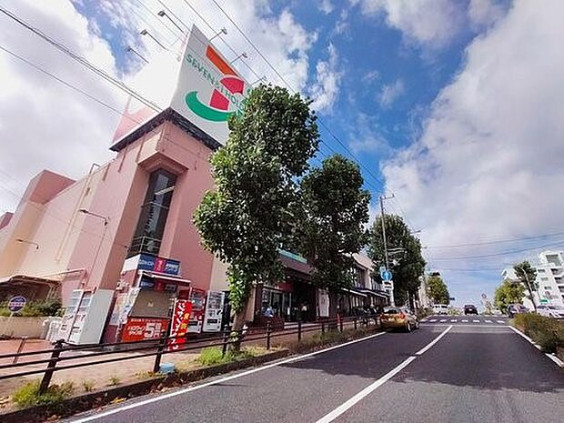 イトーヨーカドー洋光台店 1200m 朝10時~夜10時まで営業。駐車場77台完備。食料品から日用品まで豊富な品揃え。