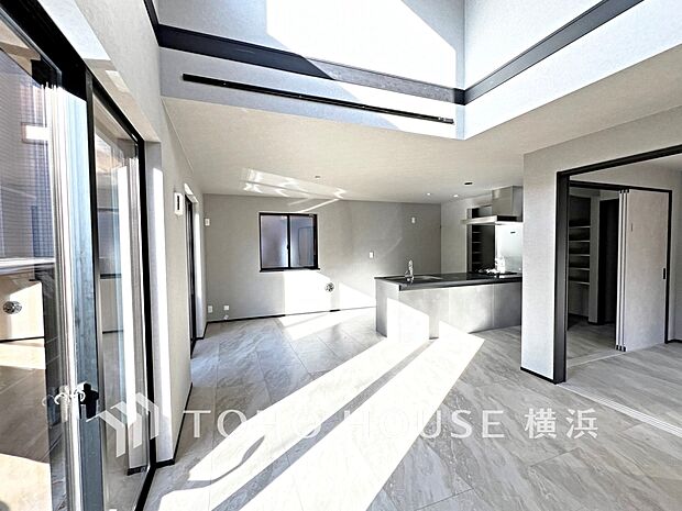 明るく開放的な空間が広がるLDK。室内には豊かな陽光が注ぎ込み、爽やかな住空間を演出。