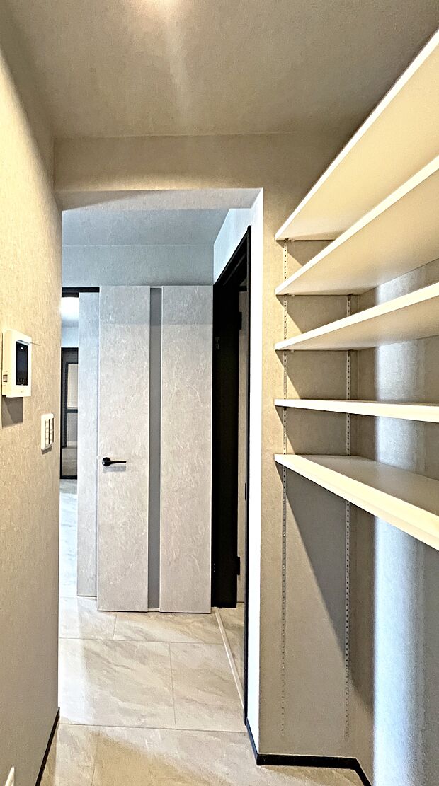 パントリーには缶詰や調味料などの食品類、かさばるペーパーやラップ類をまとめて収納できます。