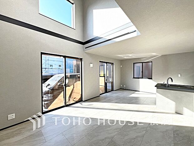 穏やかな陽射しが、ゆったりとした寛ぎの時間を包みます。