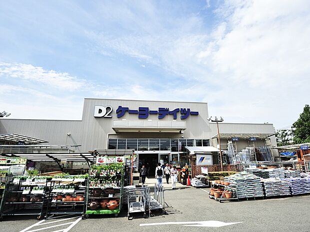 DCM洋光台店　800m　日用品や収納用品、DIY用品、ペット用品、お庭の手入れ用品などが揃うホームセンター。 