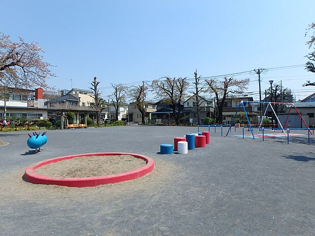 中田町第一公園　350m　広さもあり、滑り台・ブランコ・お砂場・鉄棒・むしさん遊具などがあります。 