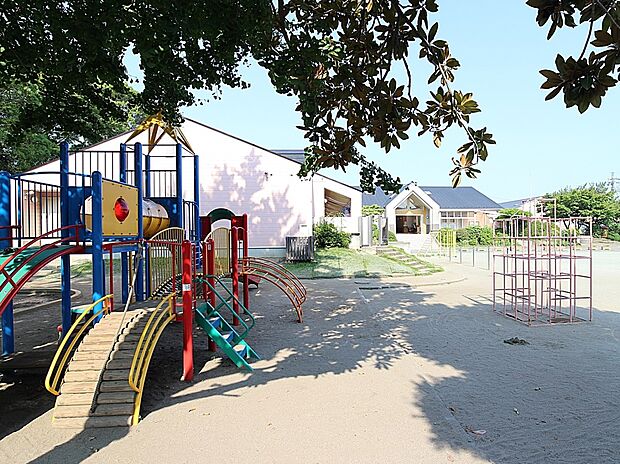 白百合愛児園 650m 広い園庭でたくさんの仲間と一緒に思い切り遊びます。楽しい遊具がたくさんあって子供達も大喜びです。