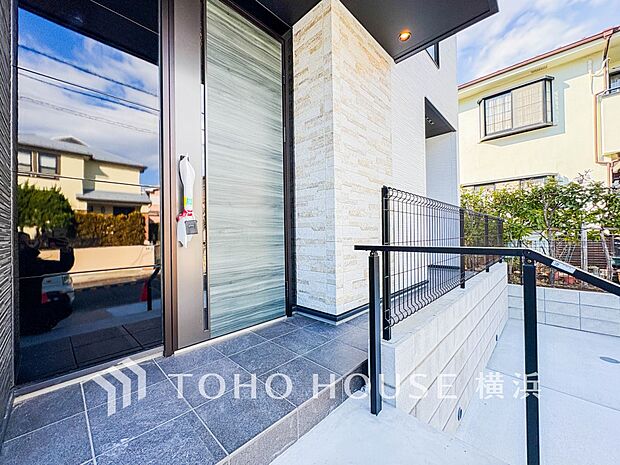 お住まいの顔となる玄関。住まう方のプライドを満たすクオリティを備えています。 