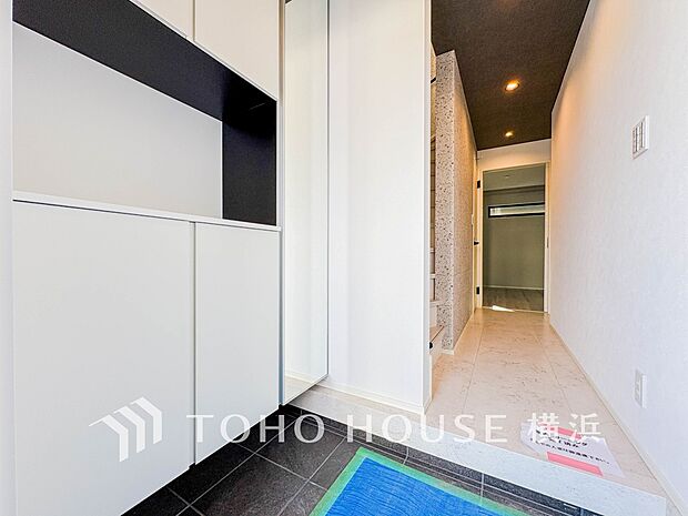 清潔感漂う廊下。各お部屋をつなぐ主要空間として美しく存在しています。