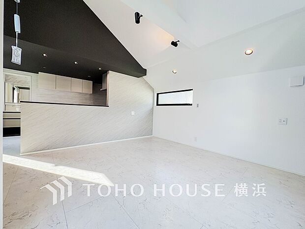 忙しい朝でも、しっかり家族が揃って食事をして頂けるゆとりある大きさのダイニングスペース。