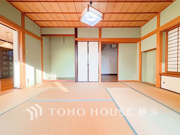 畳の香りに癒され、和の空間を感じることのできる落ち着きある一部屋です。
