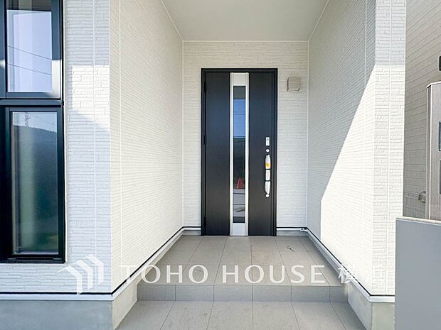 帰宅されるご家族や訪れる方を優しく迎え、安らぎに満ちた生活空間を予感させてくれます。