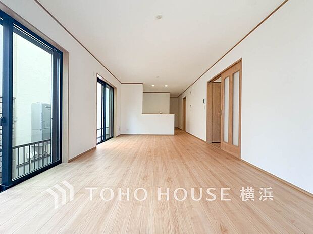 家族みんなが爽やかに健やかに過ごせるように、溢れる光をたっぷり取り込んだリビング。