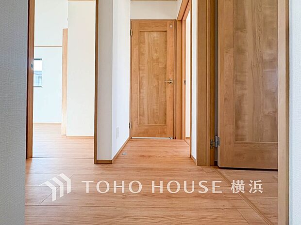 清潔感漂う廊下。各お部屋をつなぐ主要空間として美しく存在しています。