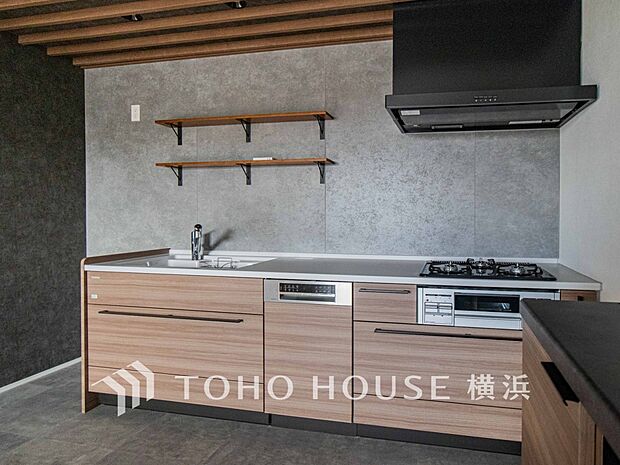 機能性とデザイン性を兼ね備えたシステムキッチン。リビングとの一体感も考慮され、美しい空間が実現。