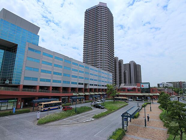 オルトヨコハマ　1100m　新子安駅前。スーパー、ドラッグストア、ファストフード、クリニックなどが入った複合商業施設。   