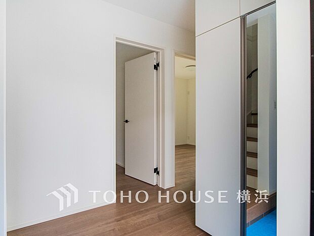 清潔感漂う廊下。各お部屋をつなぐ主要空間として美しく存在しています。