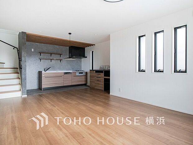 あたたかい日差しがたっぷり降り注ぐLDKは自然と家族の顔があかるい笑顔に。