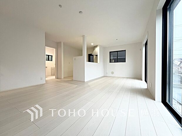 明るく開放的な空間が広がるLDK。室内には豊かな陽光が注ぎ込み、爽やかな住空間を演出。