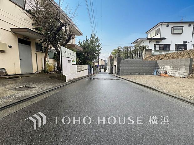 子育て環境、生活利便に優れた住環境に立地し、ゆとりある生活が送れます。（2025年12月撮影）