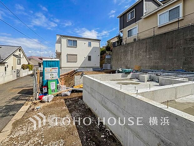 表現された空間は豊かな光と風を纏い、暮らしの時間を豊かにしてくれます。（2025年12月撮影）