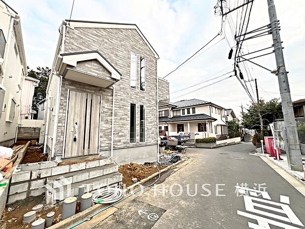 デザイン性の高いエントランスは、住む方のプライドを満たすクオリティ。（2025年12月撮影）