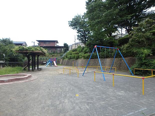 鴨居公園　220m　鴨居杉山神社に隣接しており緑豊かで自然のパワーを感じることができます。春には桜が見事な公園。 