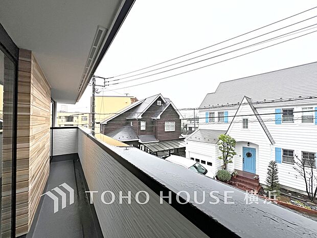 心地よい陽射しや暖かな風を楽しむことが出来るバルコニー。