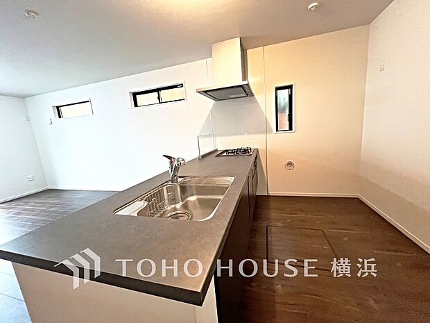 対面キッチンでリビングのご家族と会話を楽しみながらお料理できます。