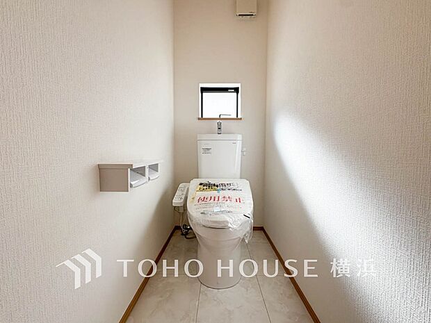 換気と明るさに配慮した、清潔感溢れるトイレ。落ち着いた空間で安らぎのひとときをお過ごしいただけます。