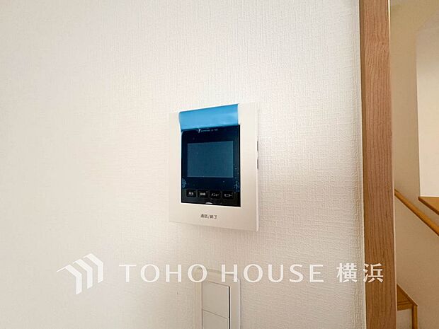 誰が来てもわかる様にモニター付きインターホンを設置。快適と安らぎを合わせた優しい設計。 
