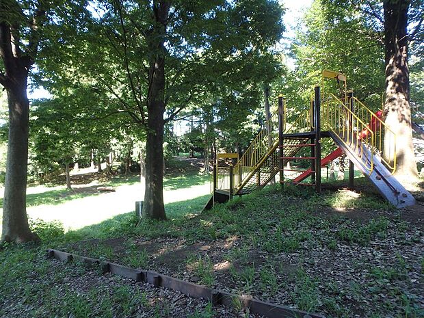 二ツ橋南公園　140m　 和泉川沿いの公園で森の遊具が人気です。散策もできて緑に覆われリフレッシュできます。 