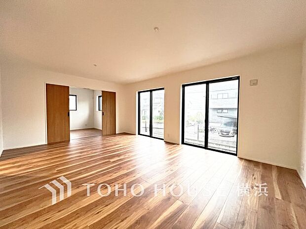 明るく開放的な空間が広がるLDK。室内には豊かな陽光が注ぎ込み、爽やかな住空間を演出。