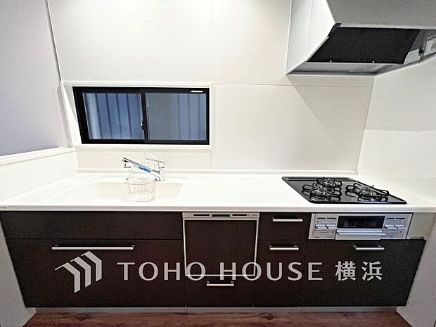 システムキッチンには収納が備え付けられ、スペースも十分にございます。