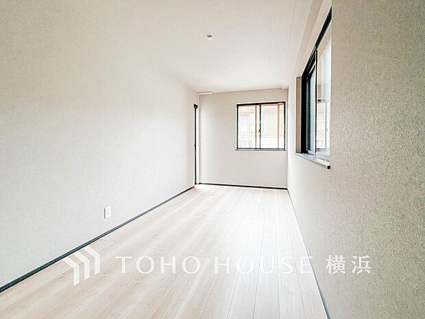 一日の疲れをいやしてくれる寝室。時を忘れて過ごす場所として過ごせるお部屋。