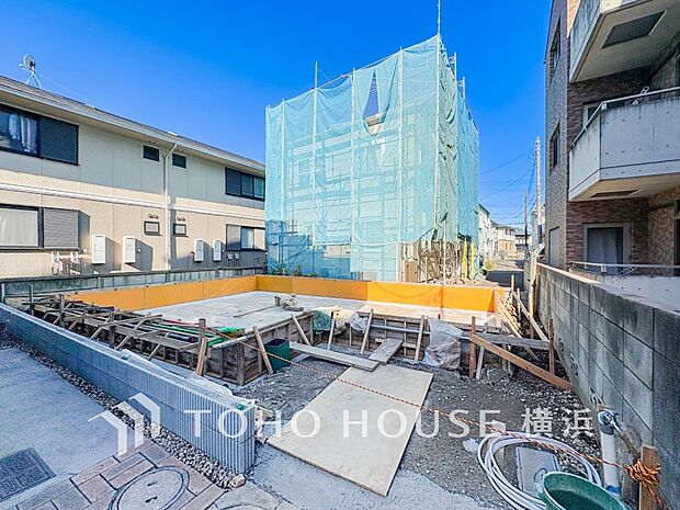 前面道路は交通量が少なく、お子様との散歩も安心。(2026年1月撮影)