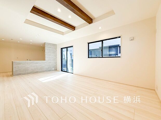 忙しい朝でも、しっかり家族が揃って食事をして頂けるゆとりある大きさのダイニングスペース。