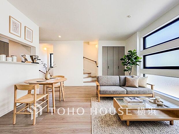 寛ぎとコミュニケーションを育む居心地のよい場所。（家具・装飾品はAI加工です）