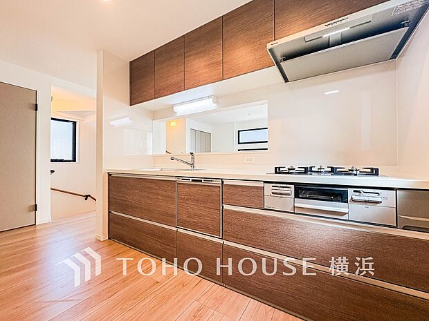 機能性とデザイン性を兼ね備えたシステムキッチン。リビングとの一体感も考慮され、美しい空間が実現。