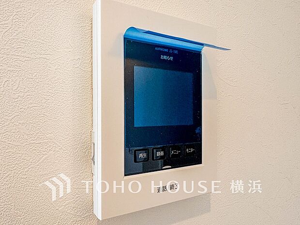 誰が来てもわかる様にモニター付きインターホンを設置。快適と安らぎを合わせた優しい設計。 