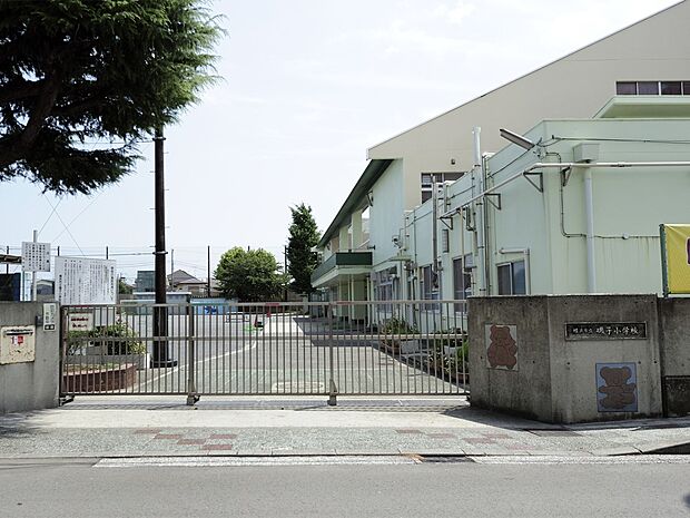 横浜市立磯子小学校　350m　徒歩5分。小学校が近いのは子育てファミリーにもおすすめのポイント。 