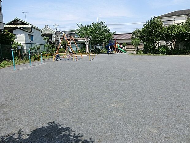 中浜町第二公園　250m　閑静な住宅街の中の公園です。走り回れる広い広場と、ブランコや複合遊具などがあります。 