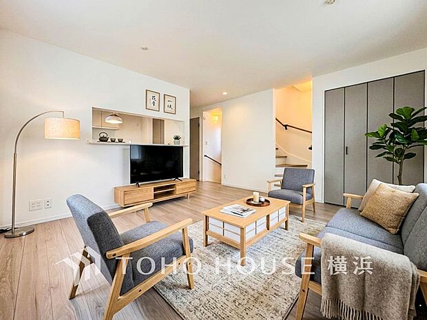 溢れる光をたっぷり取り込んだリビングダイニング。(家具・装飾品はAI加工です)