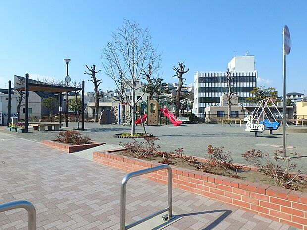 台町公園 1200m 野球場や遊具を有する公園です。花壇はきれいな草花で彩られ、訪れた人々を癒してくれます。