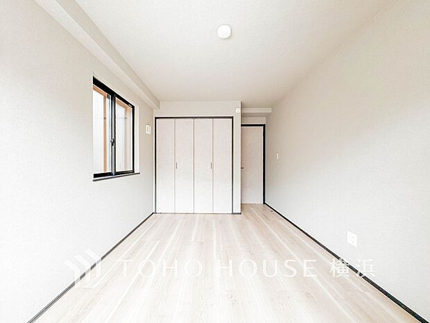 一日の疲れをいやしてくれる寝室。時を忘れて過ごす場所として過ごせるお部屋。